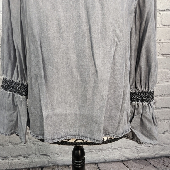 Gap Women's Long Flare Sleeve Chambray Size Medium popover Top Keyhole Back b12 - Picture 6 of 10